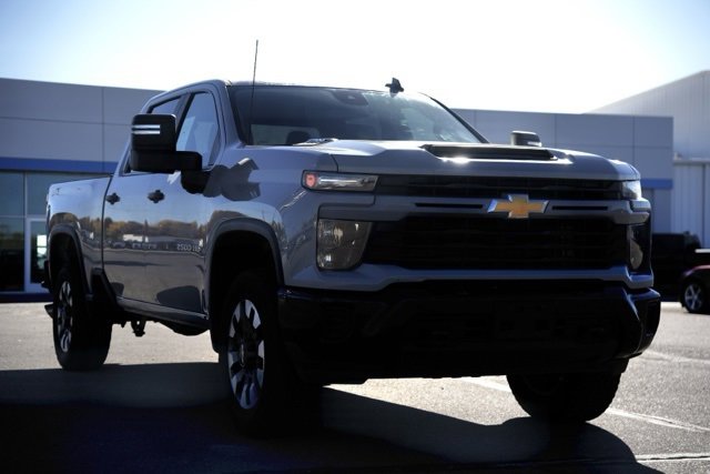Used 2024 Chevrolet Silverado 2500 Custom w/ Custom Convenience Package image 3