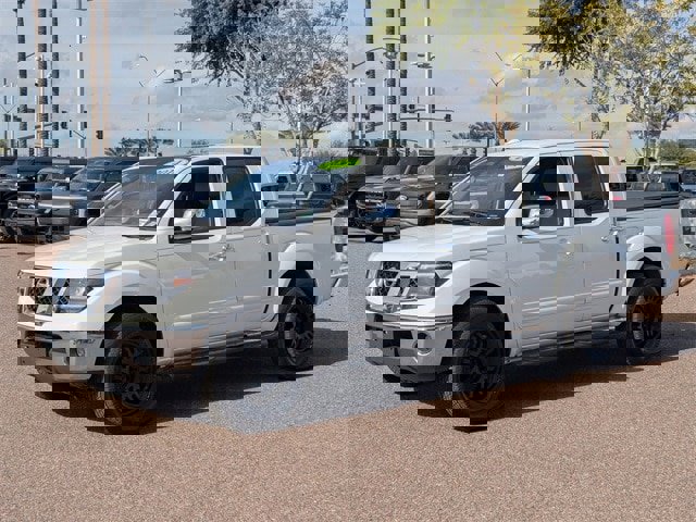 Used 2014 Nissan Frontier SL w/ SL Moonroof Package image 2