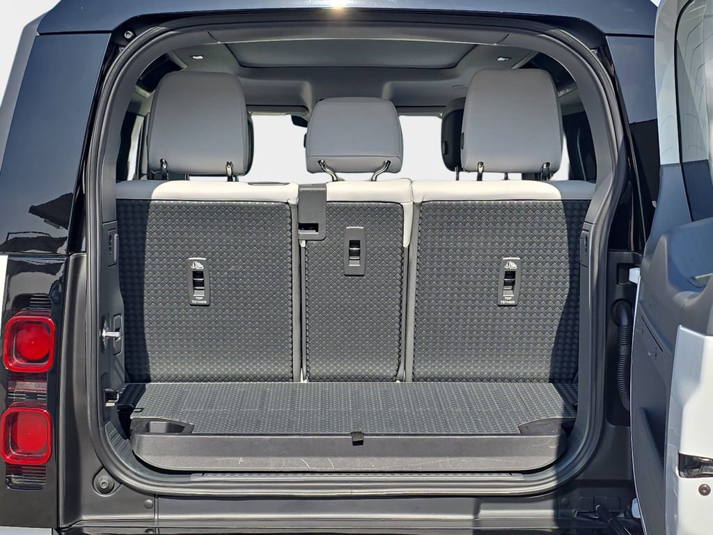 Used 2025 Land Rover Defender 90 X-Dynamic SE image 12