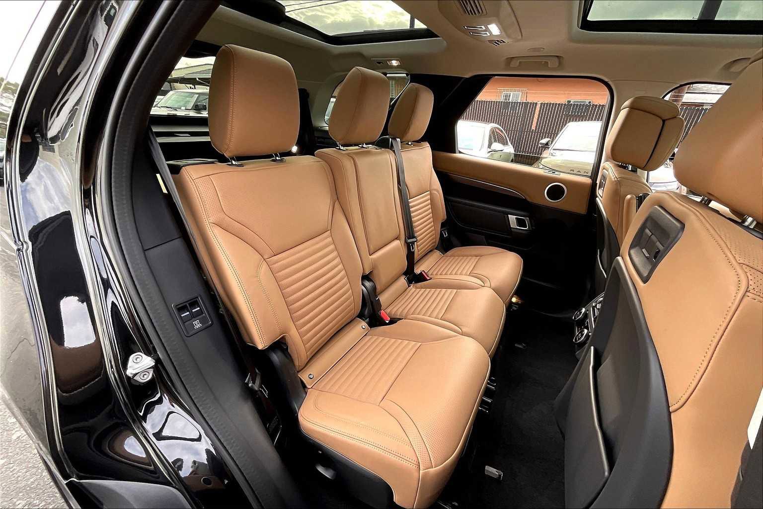 New 2025 Land Rover Discovery Metropolitan Edition image 27