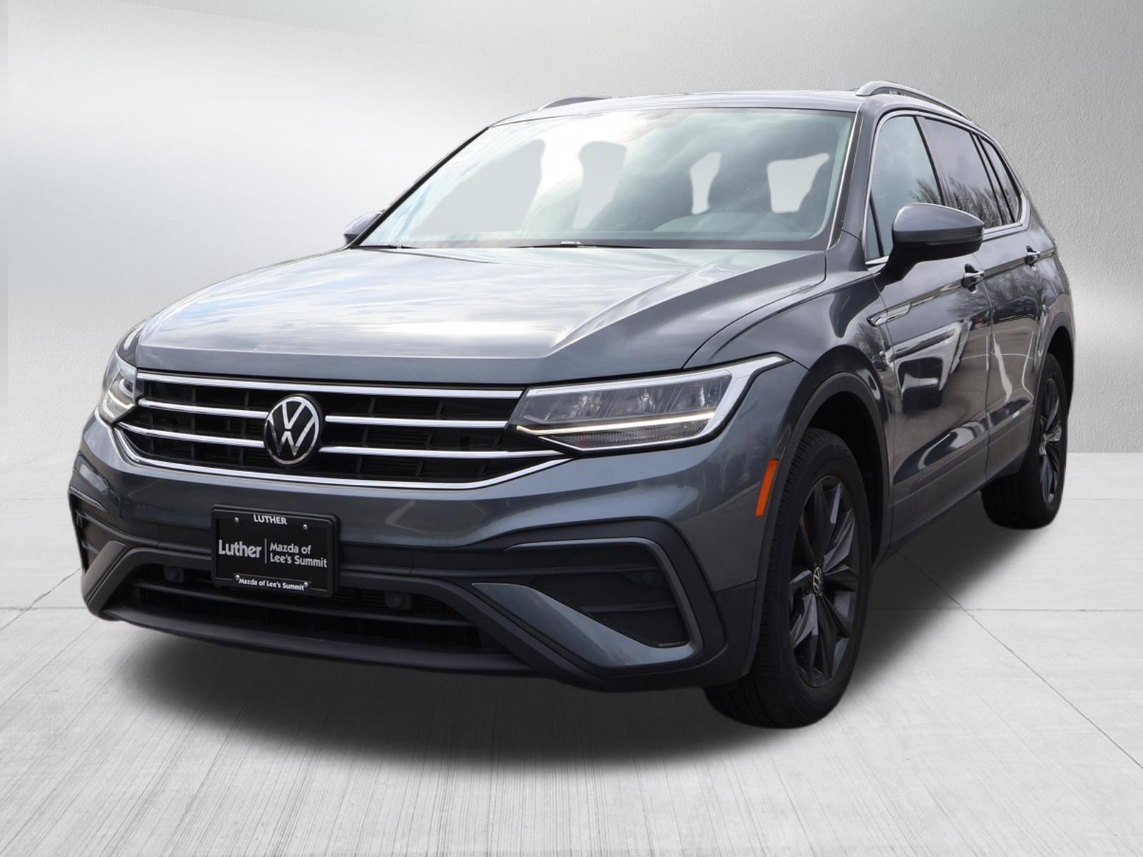 Used 2023 Volkswagen Tiguan SE image 3