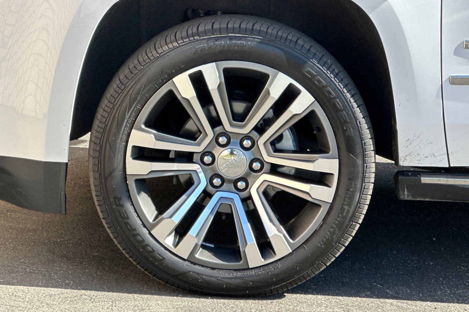 Used 2018 GMC Yukon Denali w/ Denali Ultimate Package AWD/4WD image 29