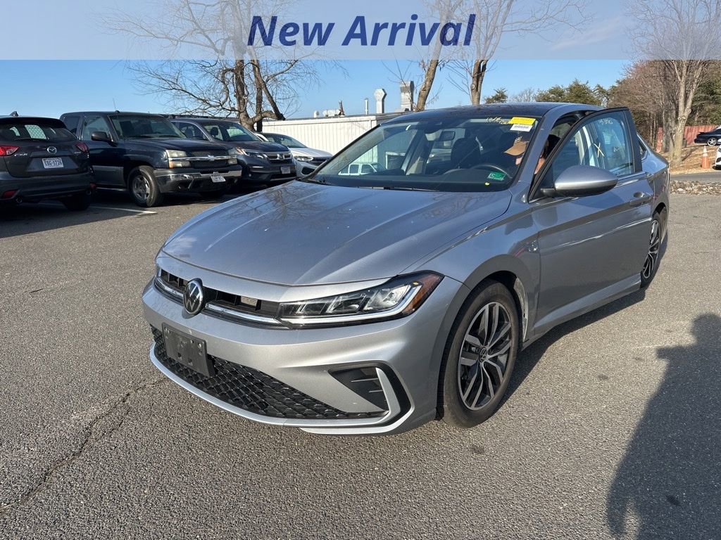 Used 2025 Volkswagen Jetta SE image 1