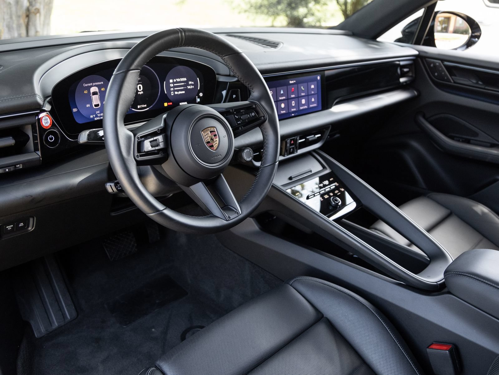 Certified 2025 Porsche Macan 4 Electric AWD/4WD image 4