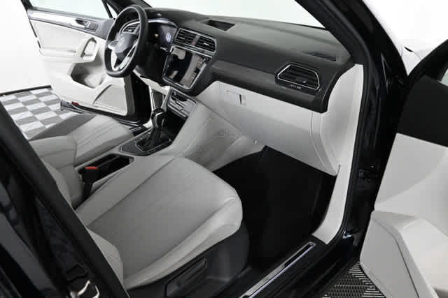Used 2023 Volkswagen Tiguan SE R-Line FWD image 9