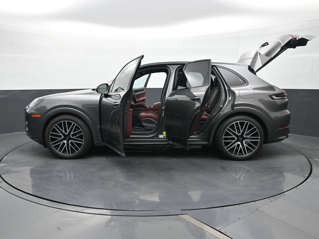 New 2025 Porsche Cayenne Turbo AWD/4WD image 30