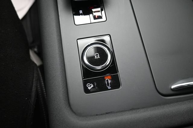 Used 2024 Land Rover Discovery Metropolitan Edition AWD/4WD image 16
