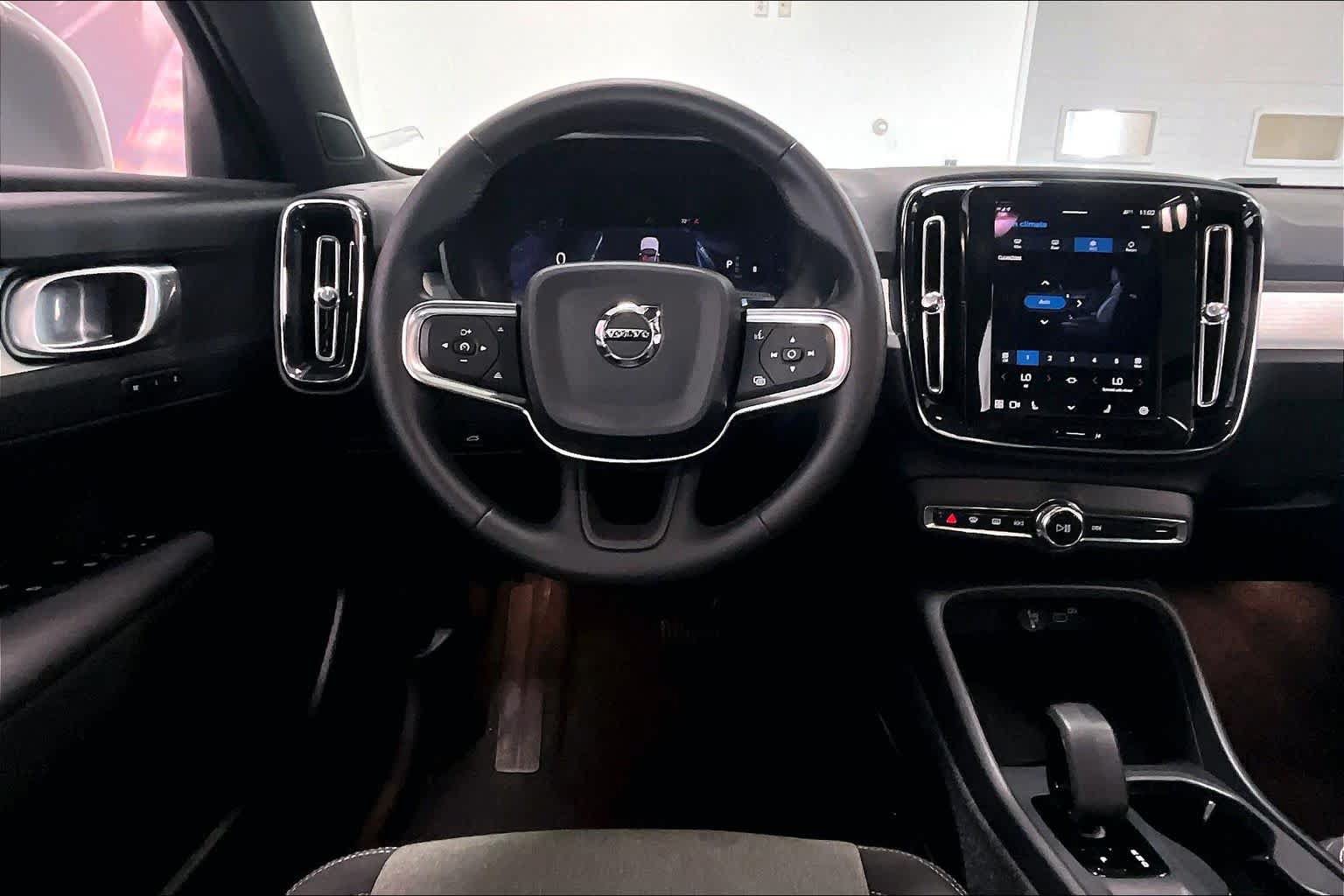 Used 2025 Volvo XC40 B5 Core AWD/4WD image 13