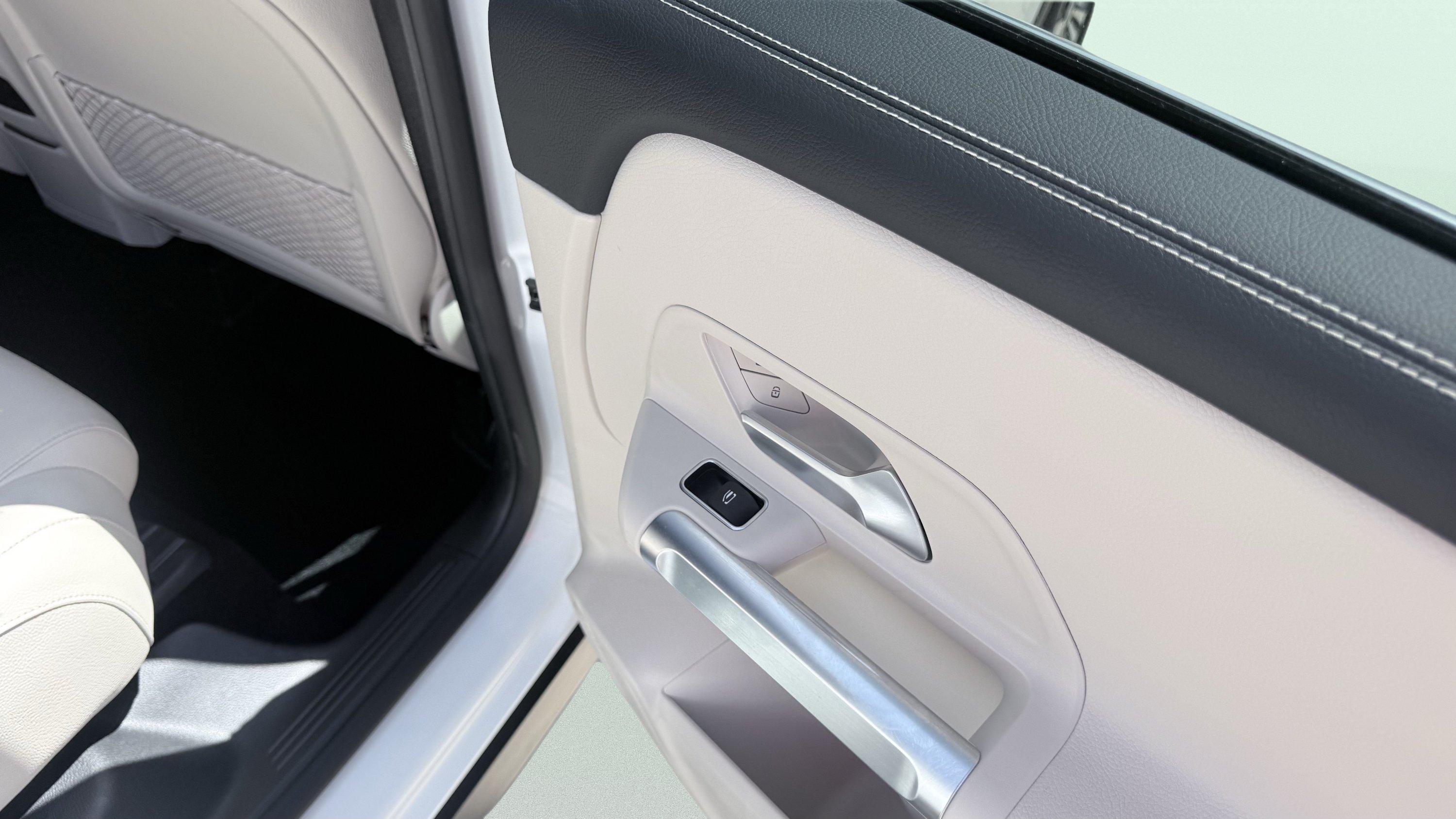 Used 2025 Mercedes-Benz GLB 250 image 36