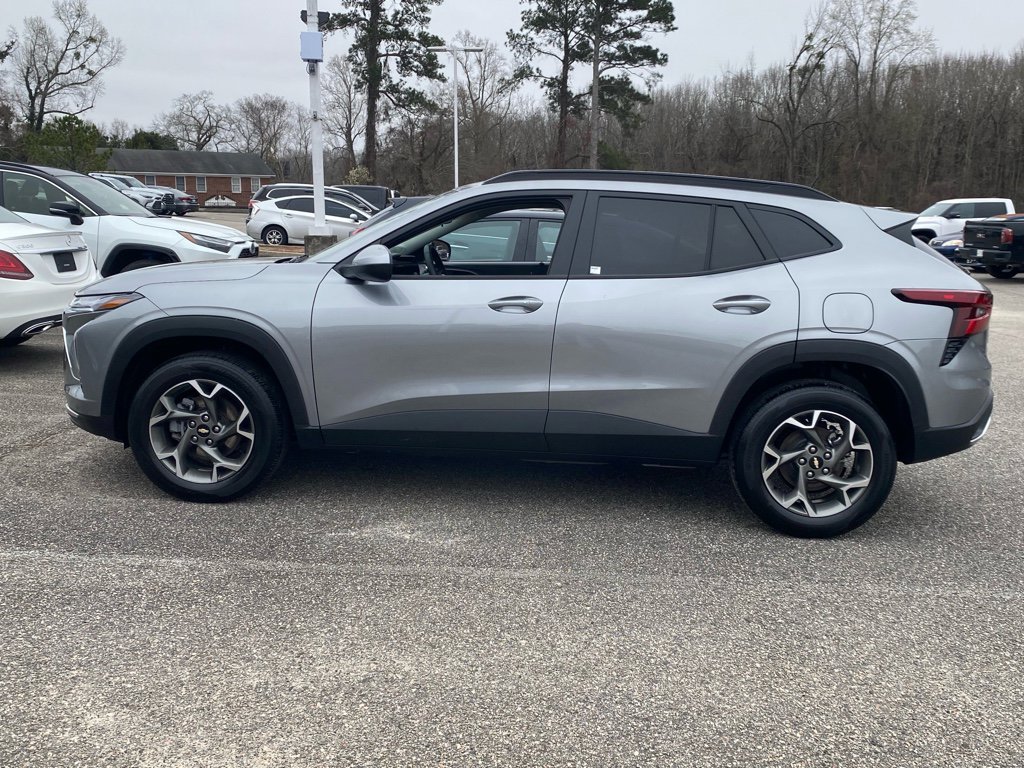 Used 2025 Chevrolet Trax LT w/ LT Convenience Package image 3