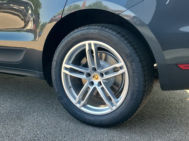 Certified 2017 Porsche Macan AWD/4WD image 13