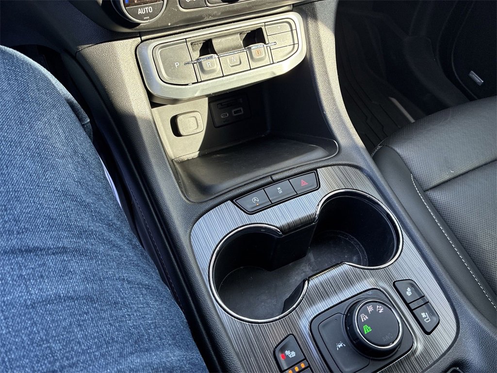 Used 2023 GMC Acadia SLT w/ Elevation Edition image 18