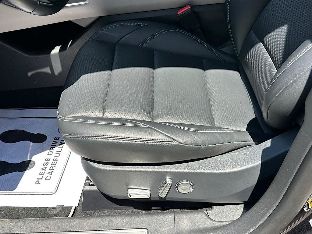 Used 2025 Lincoln Nautilus Premier AWD/4WD image 12