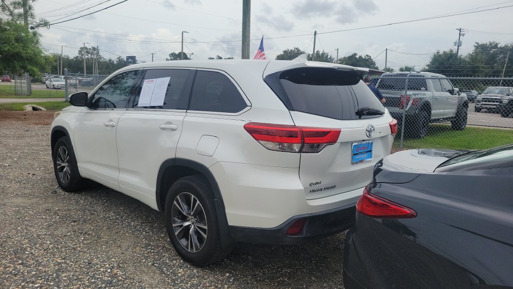 Used 2018 Toyota Highlander Plus FWD image 6