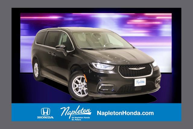 Used 2023 Chrysler Pacifica Touring-L image 1