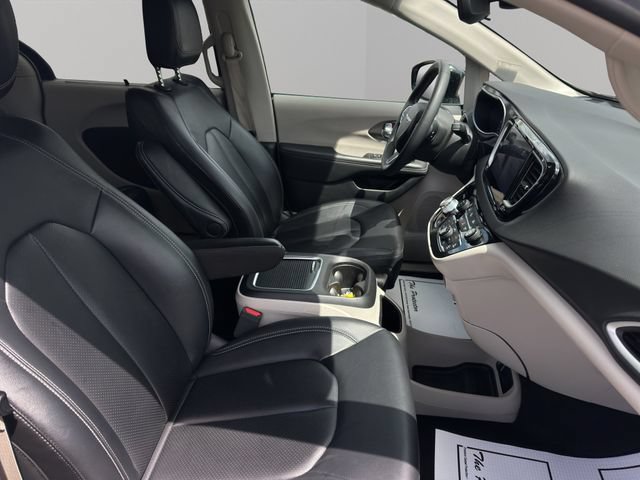 Used 2024 Chrysler Pacifica Touring-L FWD image 18