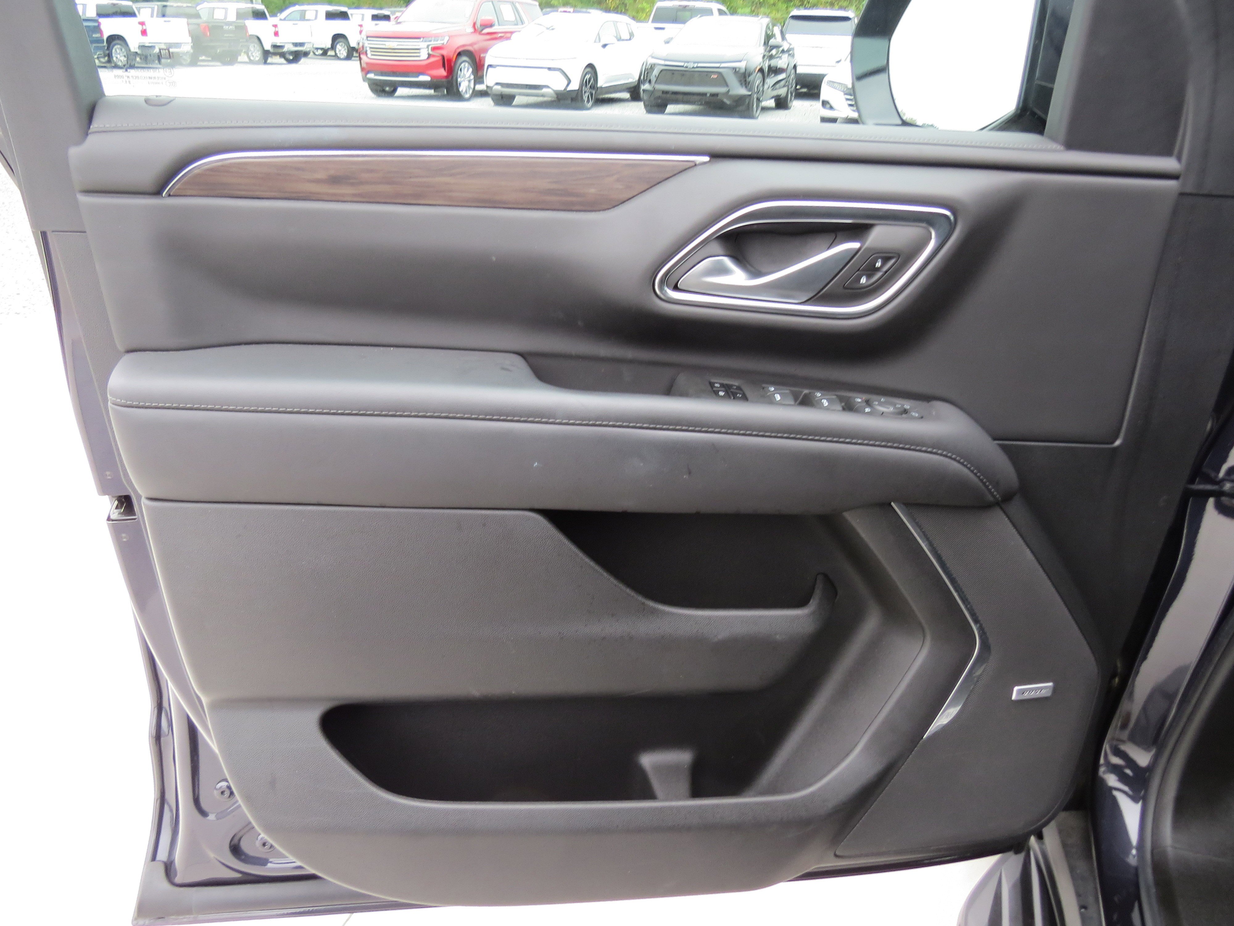 Used 2022 Chevrolet Tahoe LT w/ Luxury Package RWD image 17