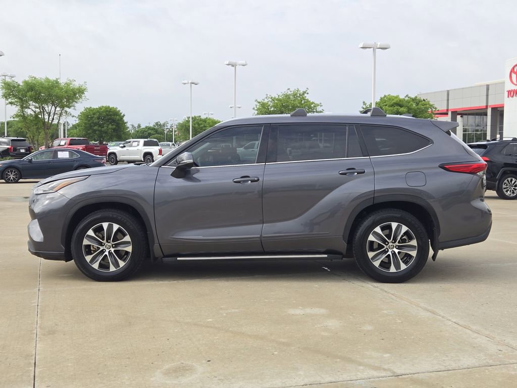Used 2021 Toyota Highlander XLE FWD image 4