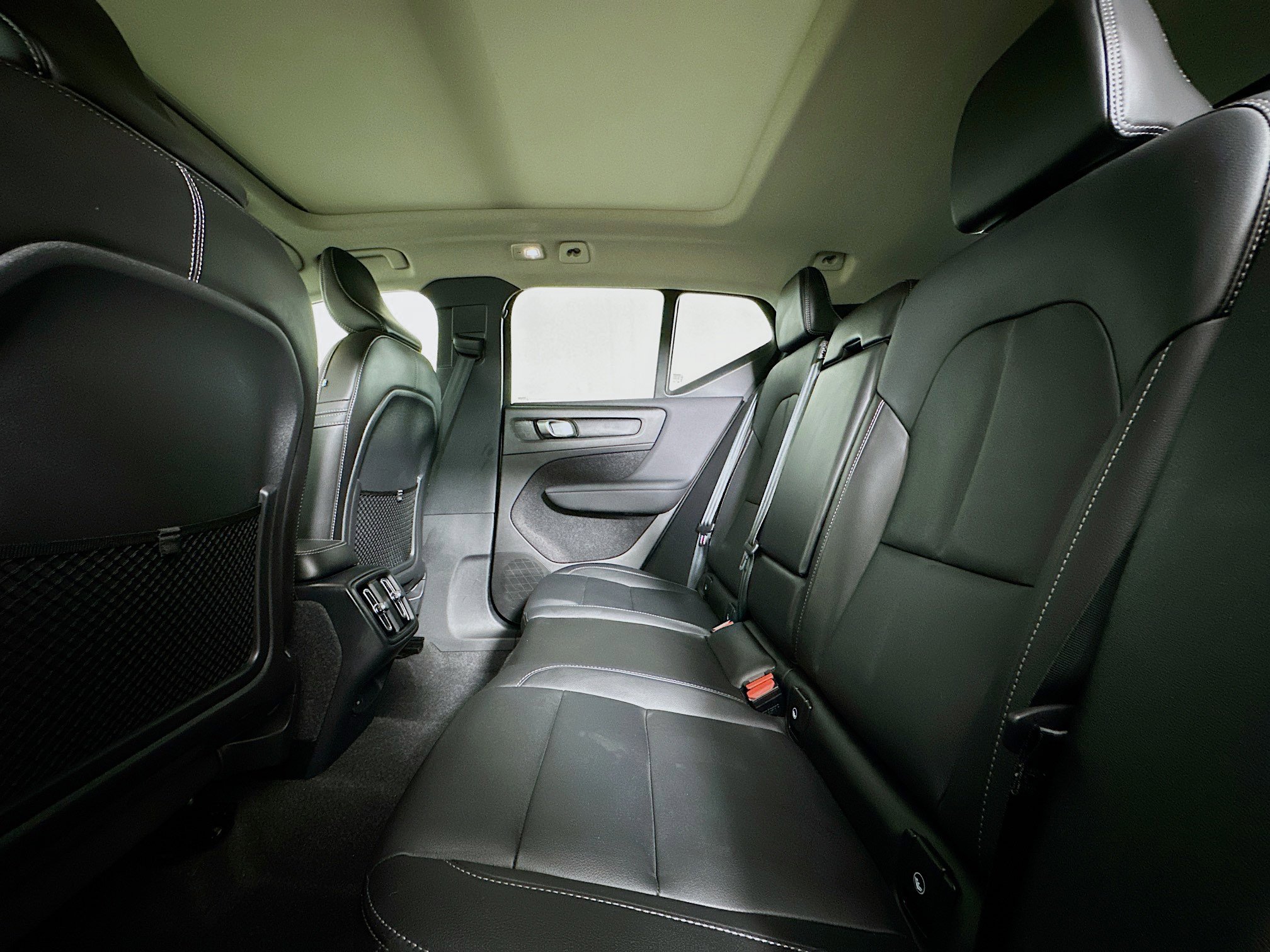 Used 2025 Volvo XC40 B5 Plus image 29