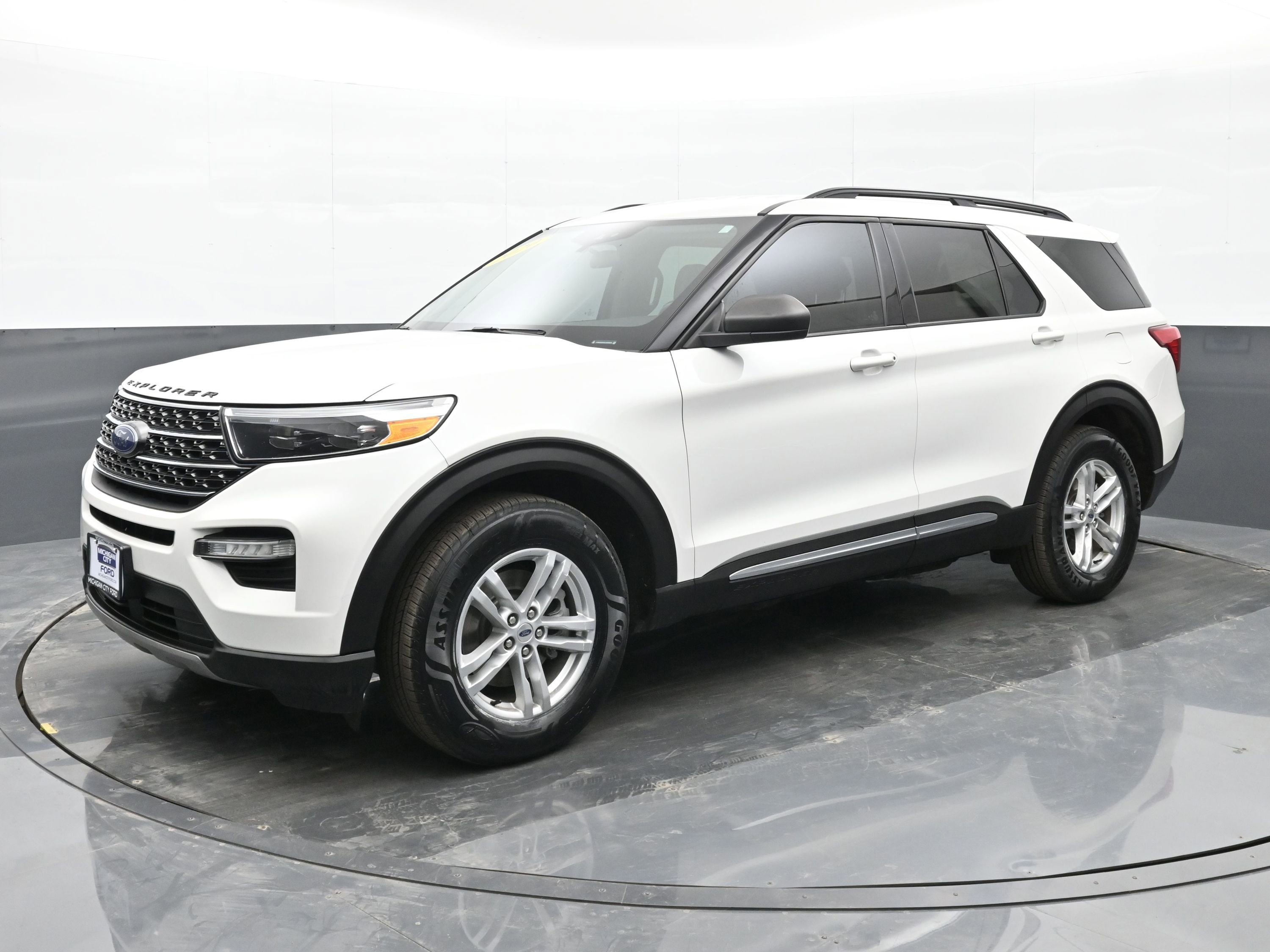 Used 2020 Ford Explorer XLT w/ Equipment Group 202A image 4