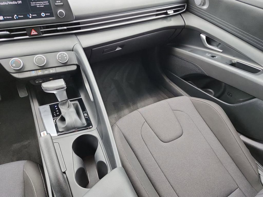 Certified 2024 Hyundai Elantra SE FWD image 18