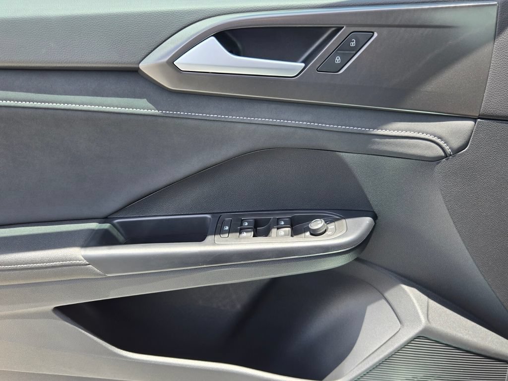 New 2026 Volkswagen Taos SE FWD image 14
