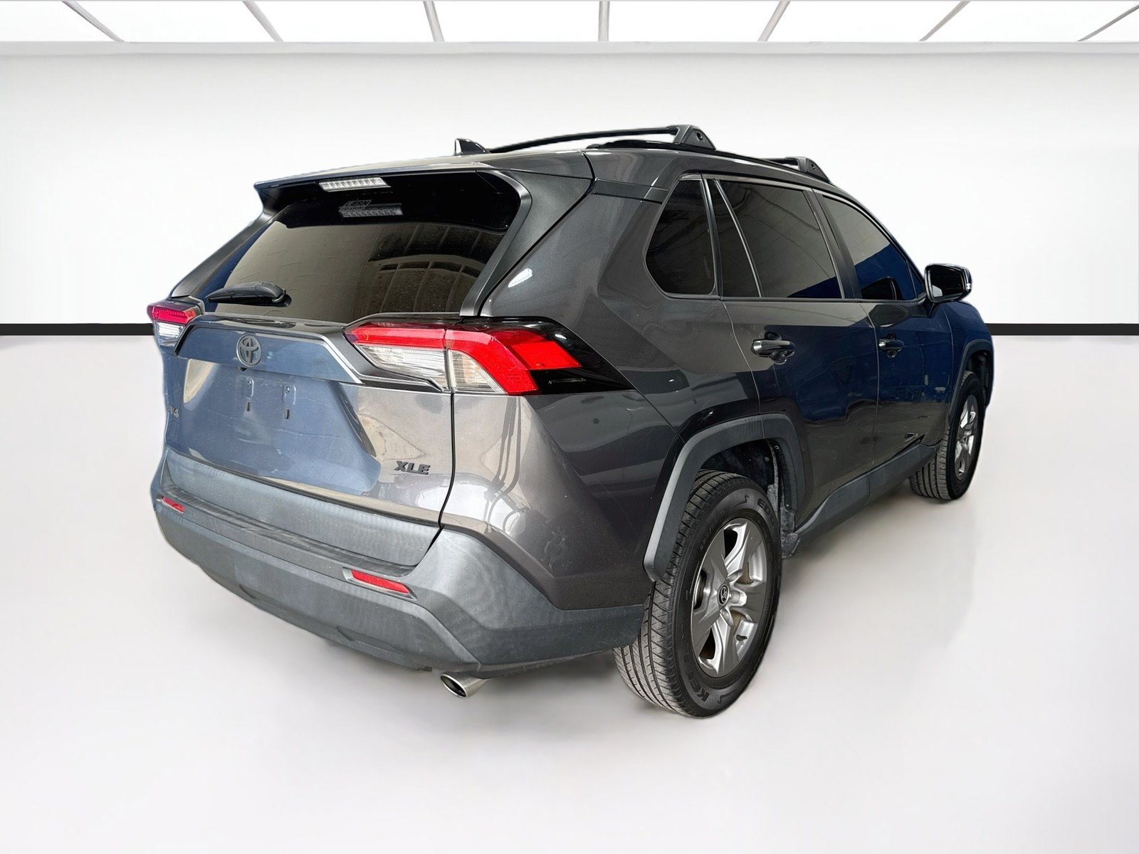 Used 2022 Toyota RAV4 XLE w/ Convenience Package FWD image 4