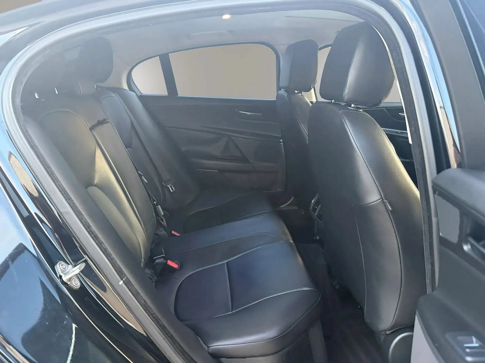 Used 2017 Jaguar XE RWD image 18