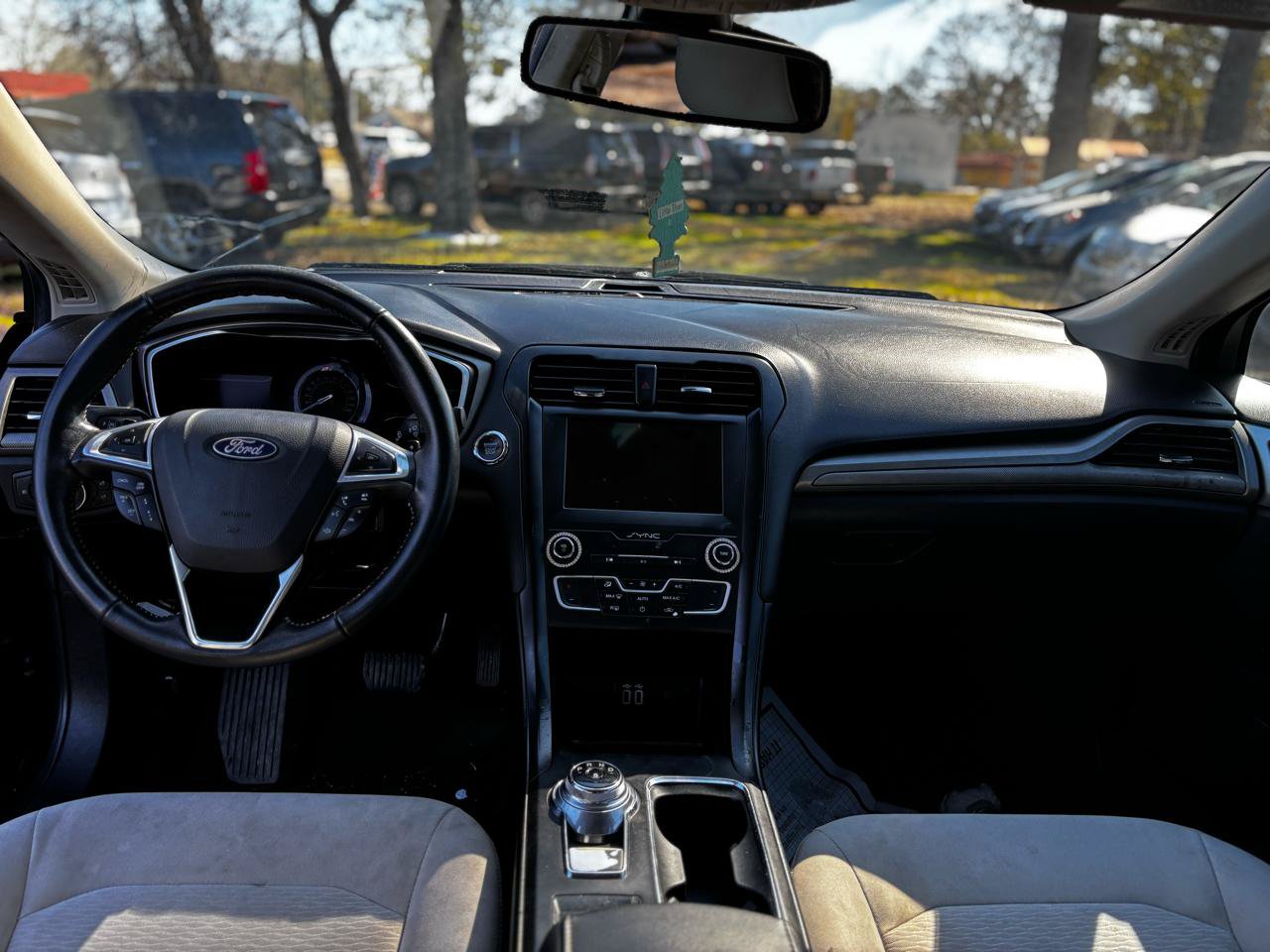 Used 2019 Ford Fusion SE w/ Equipment Group 151A FWD image 5