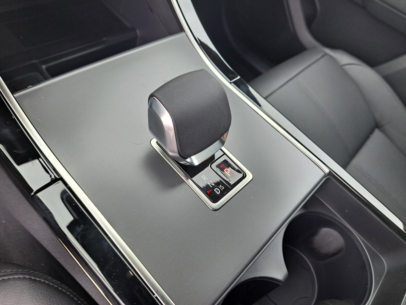 New 2025 Land Rover Range Rover Velar Dynamic SE image 12