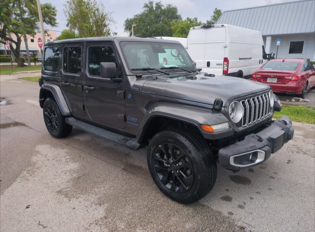 Used 2025 Jeep Wrangler Unlimited Sahara w/ Safety Group AWD/4WD image 2
