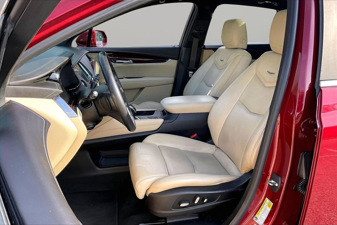 Used 2017 Cadillac XT5 Luxury w/ Driver Awareness Package image 23