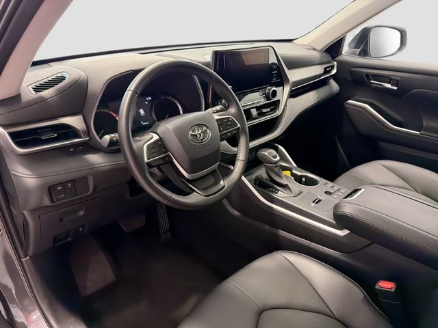 Certified 2025 Toyota Highlander XLE FWD image 9