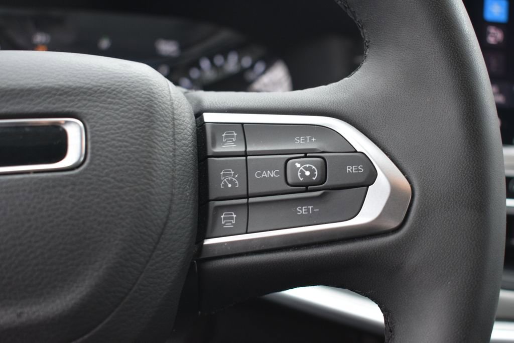 Used 2025 Jeep Compass Limited image 16