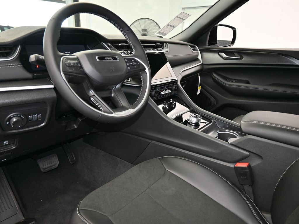 Used 2025 Jeep Grand Cherokee L Laredo image 12