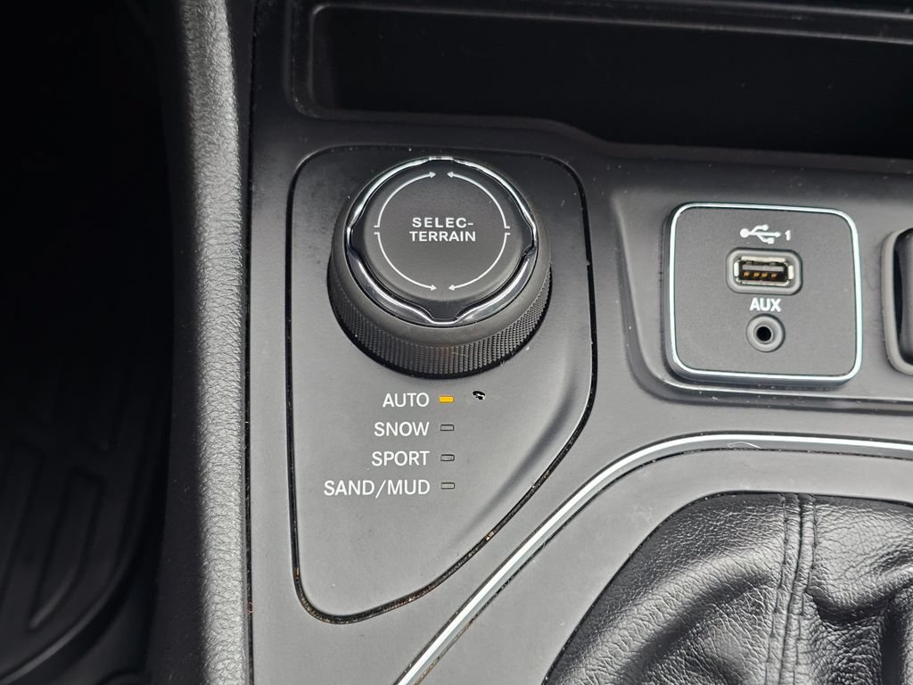 Used 2019 Jeep Cherokee Latitude Plus AWD/4WD image 26