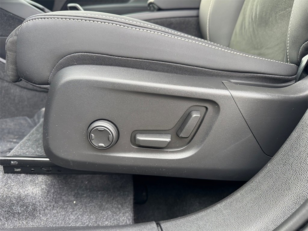Certified 2025 Volvo XC40 B5 Plus image 25
