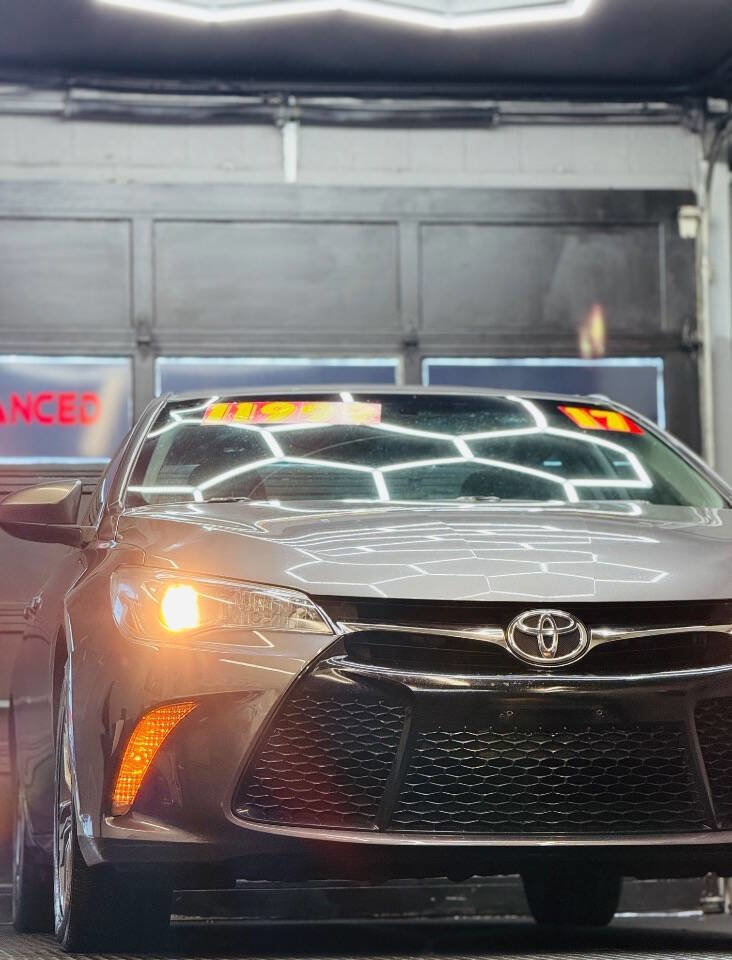 Used 2017 Toyota Camry SE FWD image 3