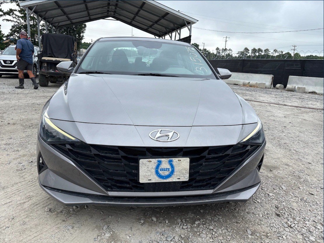 Used 2022 Hyundai Elantra SEL w/ Convenience Package FWD image 2