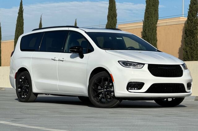 New 2026 Chrysler Pacifica Limited w/ S Appearance Package image 2