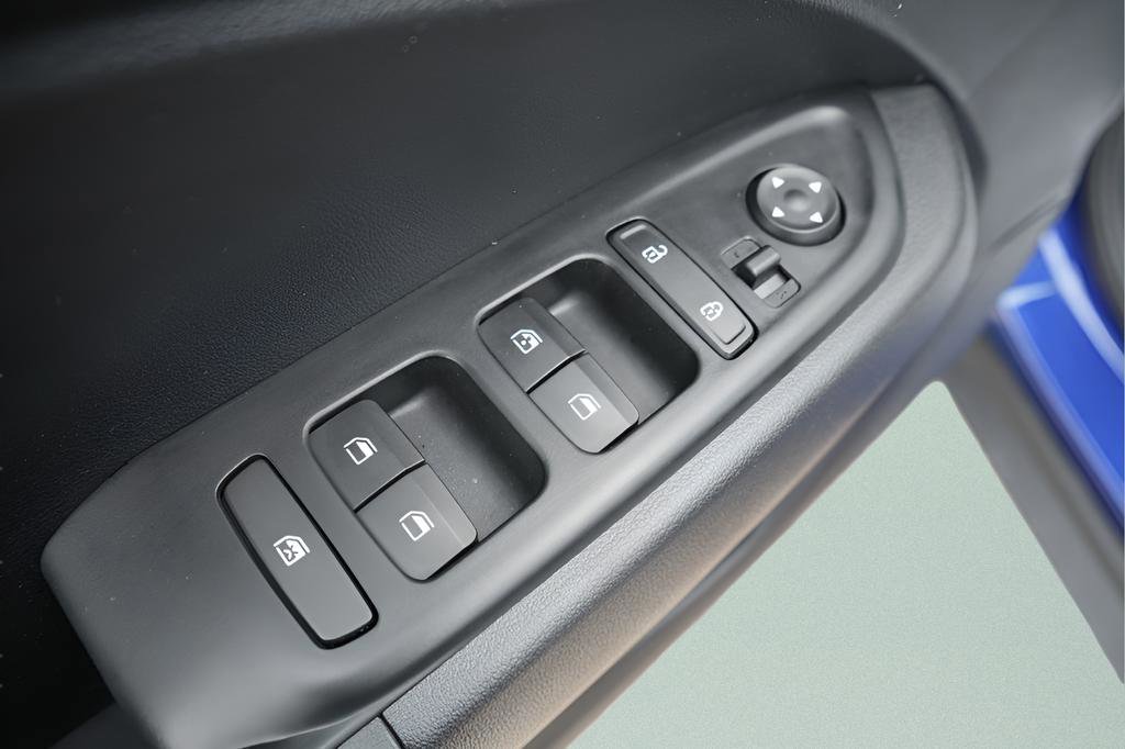 Certified 2025 Hyundai Venue SEL FWD image 21