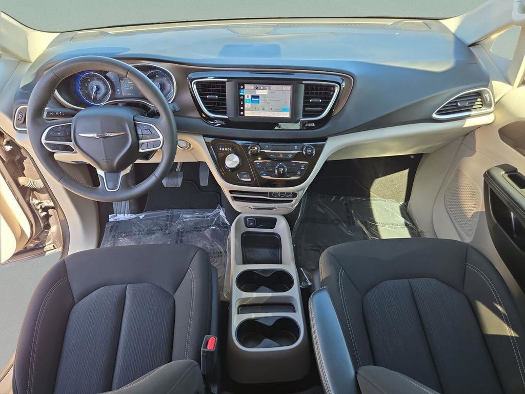 Used 2023 Chrysler Voyager LX image 28