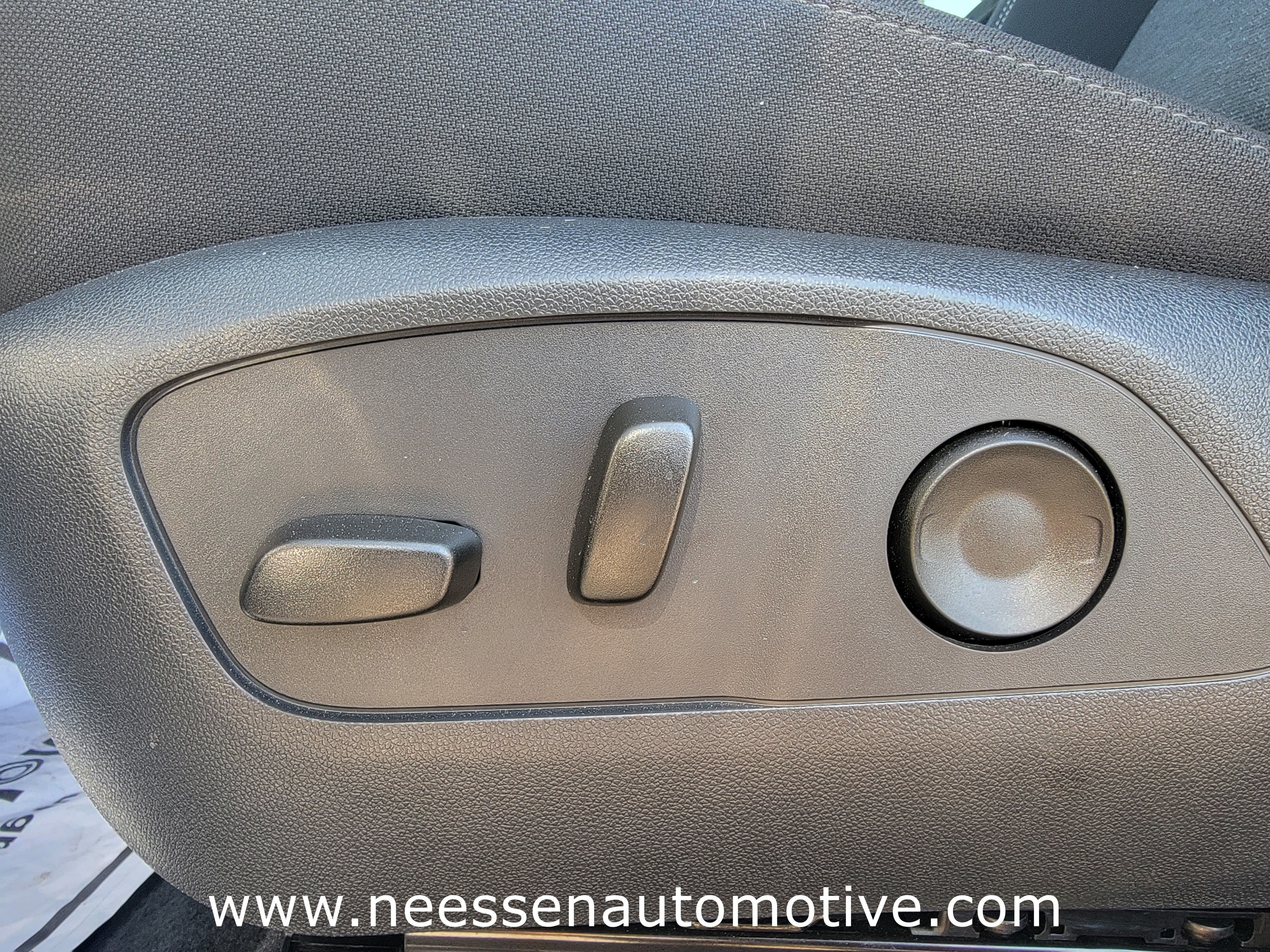 Used 2025 GMC Acadia Elevation image 17