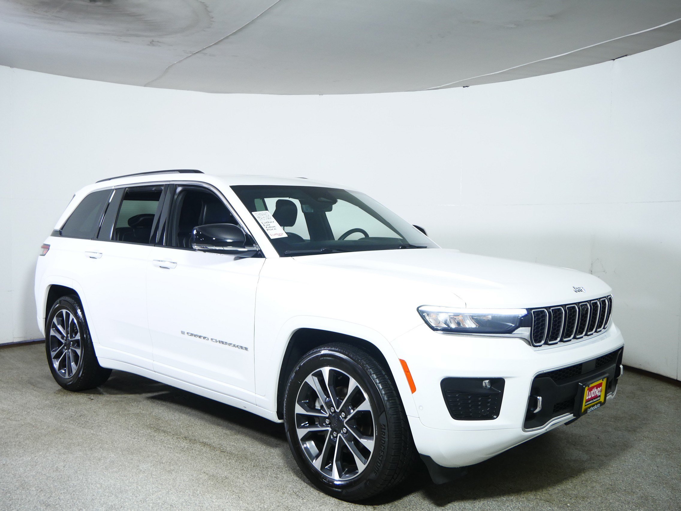 Used 2023 Jeep Grand Cherokee Overland w/ Adv Protech Group III AWD/4WD image 1