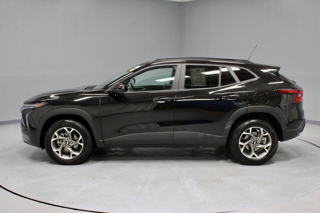Used 2025 Chevrolet Trax LT FWD image 7