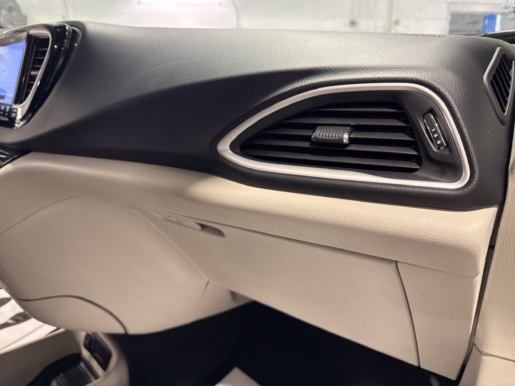 Used 2023 Chrysler Pacifica Touring-L FWD image 34