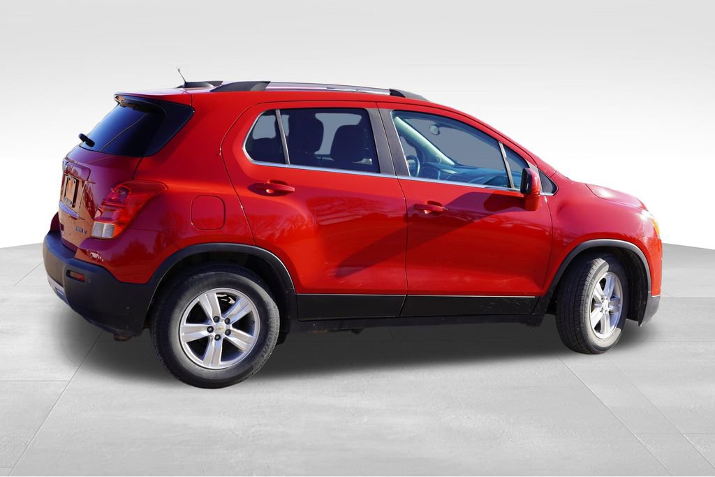 Used 2016 Chevrolet Trax LT w/ LT Sun and Sound Package FWD image 4