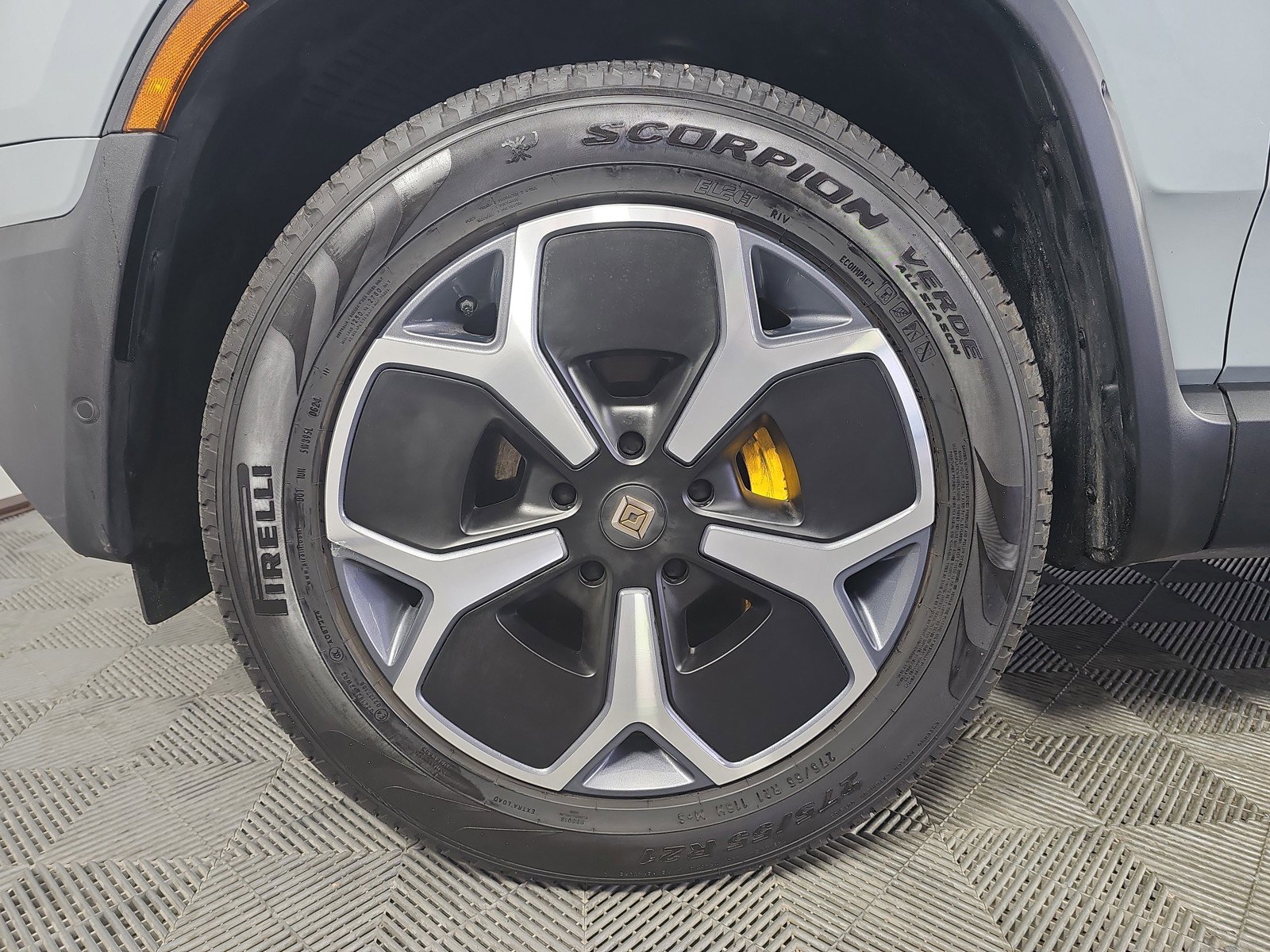 Used 2024 Rivian R1S Adventure AWD/4WD image 9