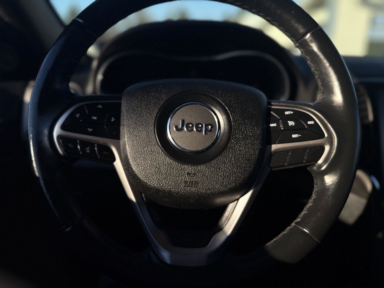 Used 2018 Jeep Grand Cherokee Laredo image 16