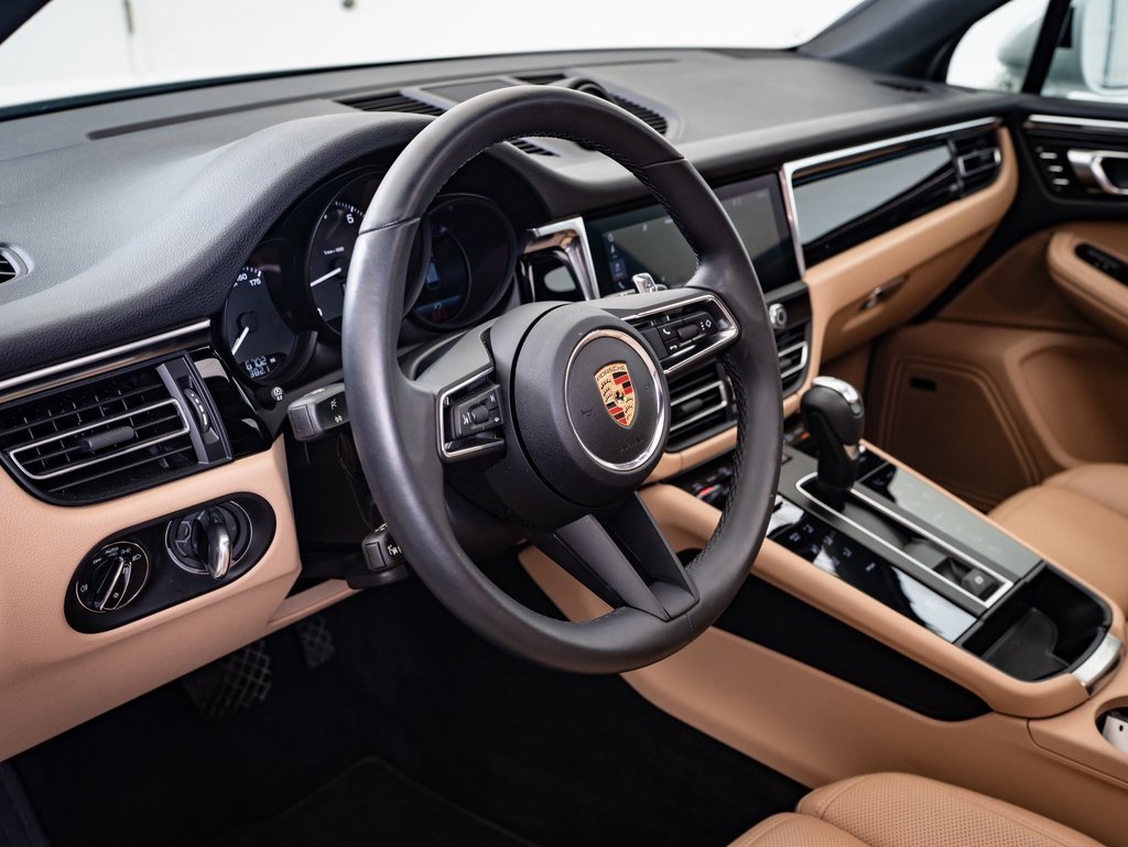 Certified 2024 Porsche Macan image 4